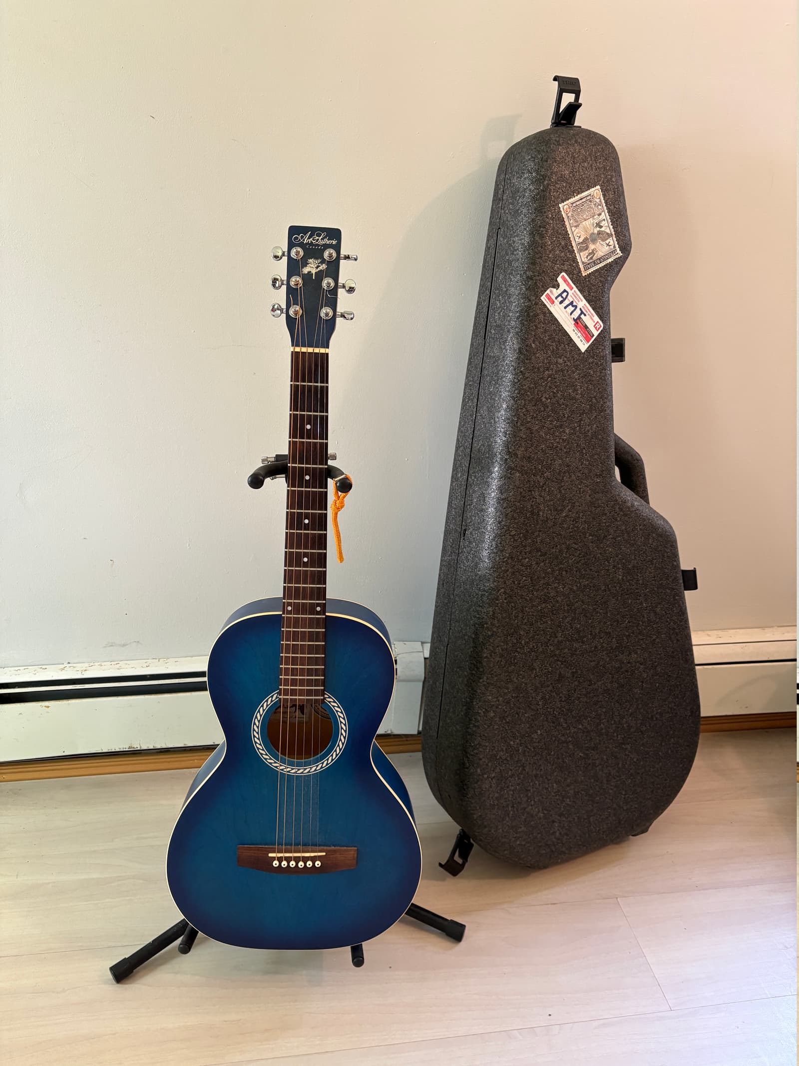 65: Art & Lutherie Guitar 3 - sold on EastBid